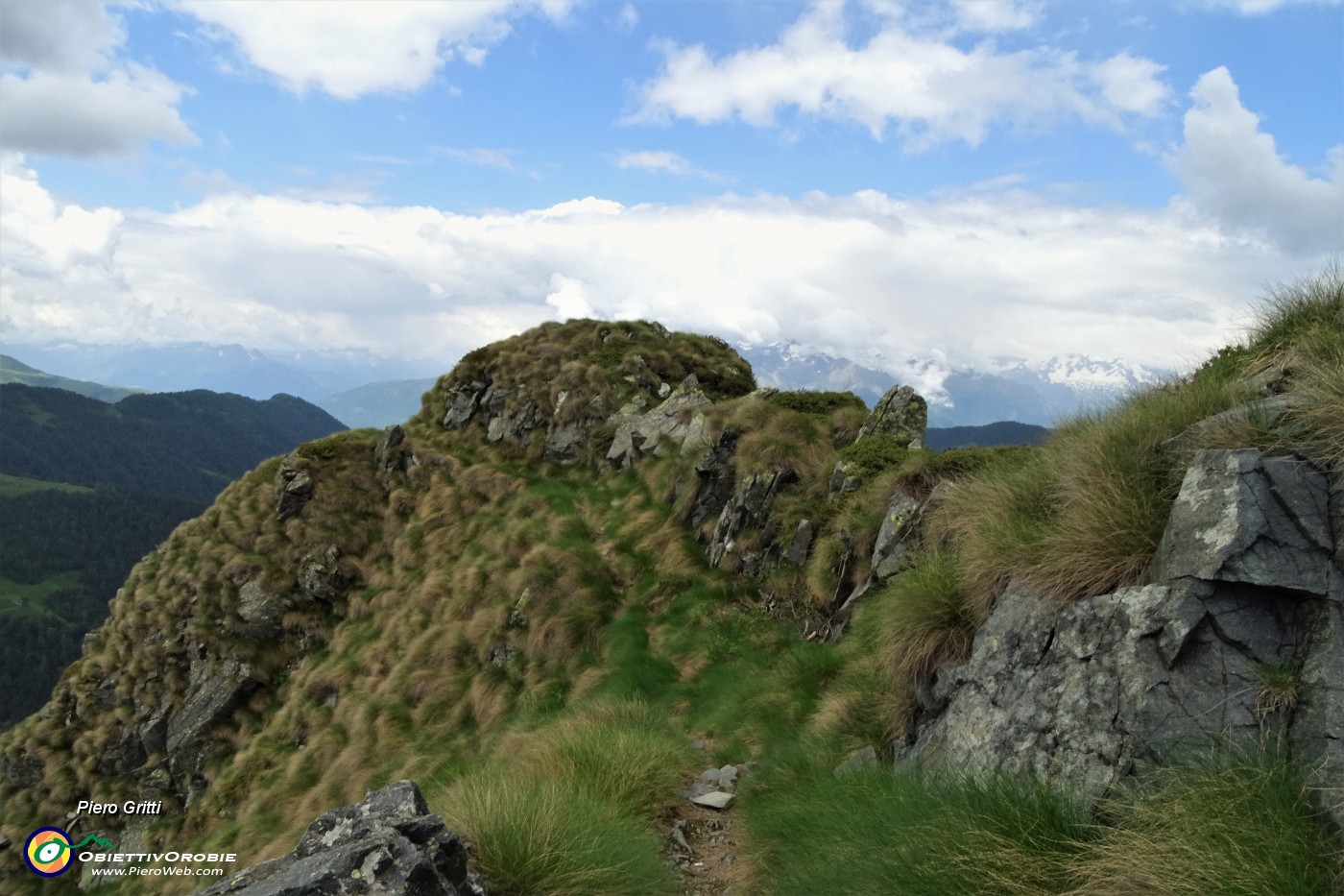 85 Raggiungo la cimetta panoramica suilla valle di Albaredo.JPG